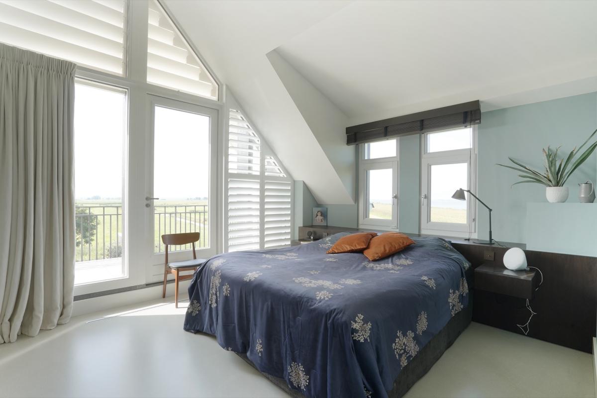 slaapkamer met luxe verlichting