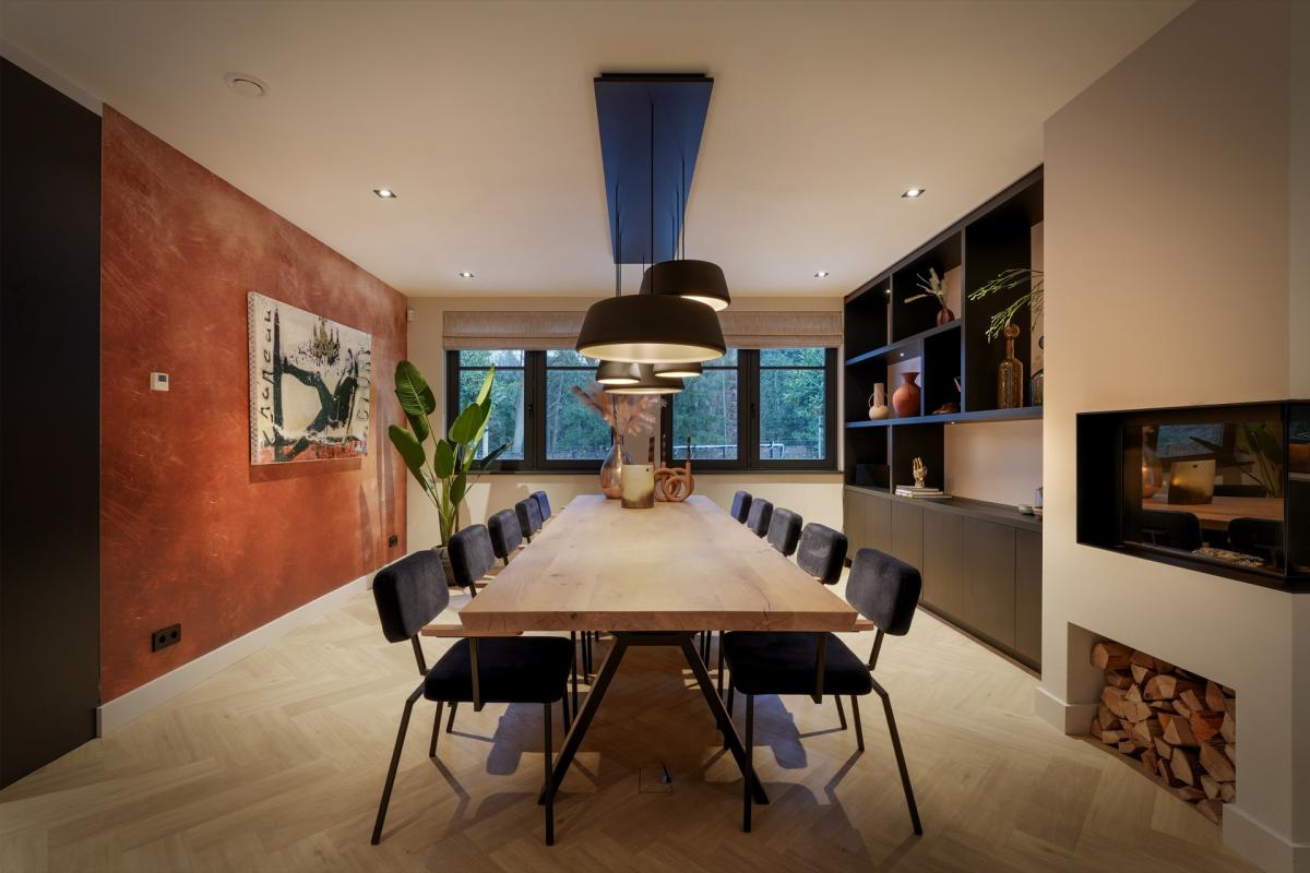 eetkamer met luxe hanglampen