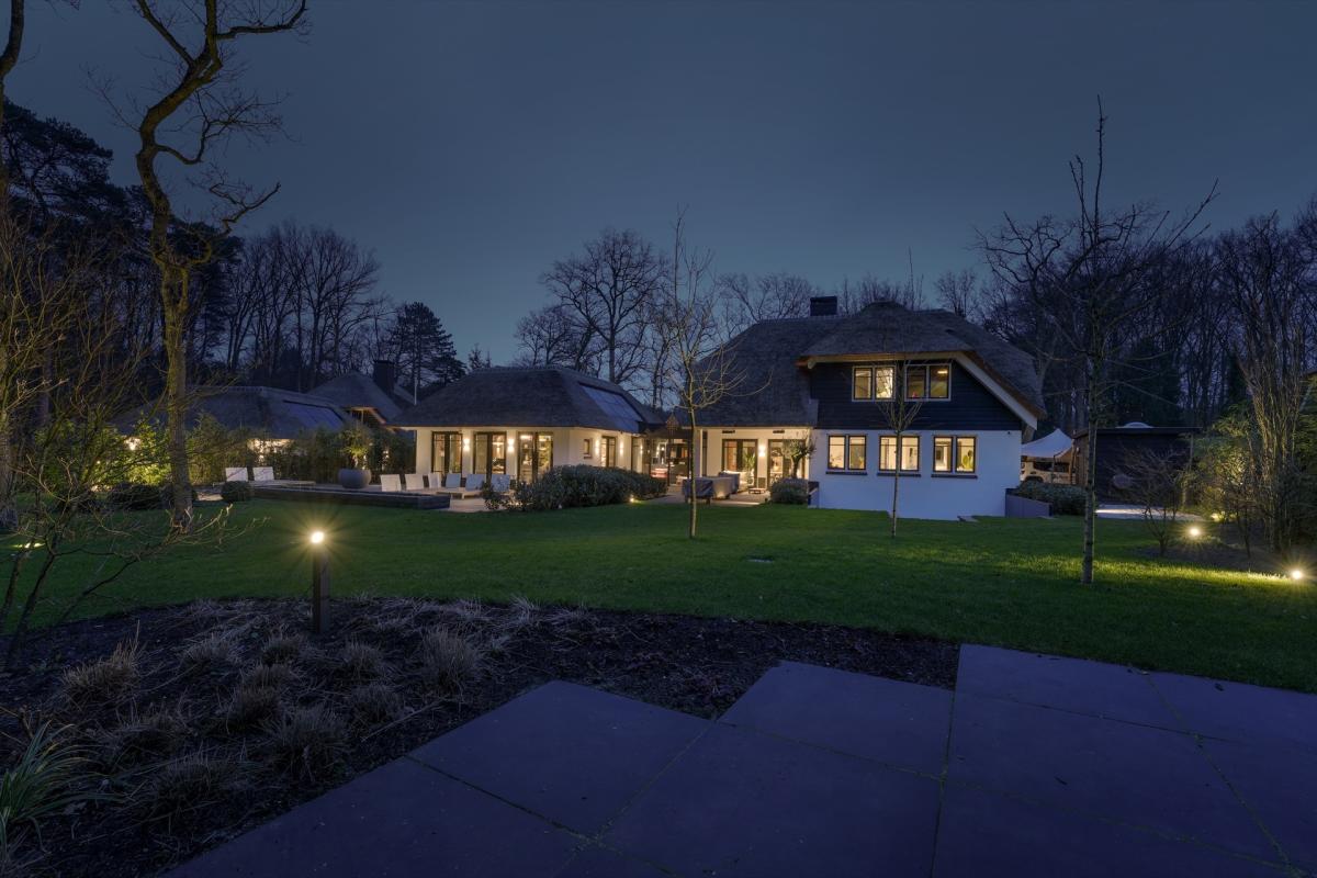 villa met luxe tuin met buitenverlichting