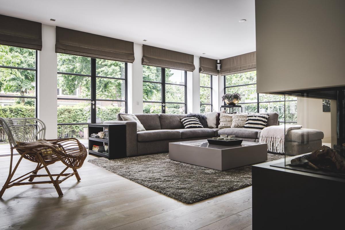 luxe woonkamer inrichting met design meubels