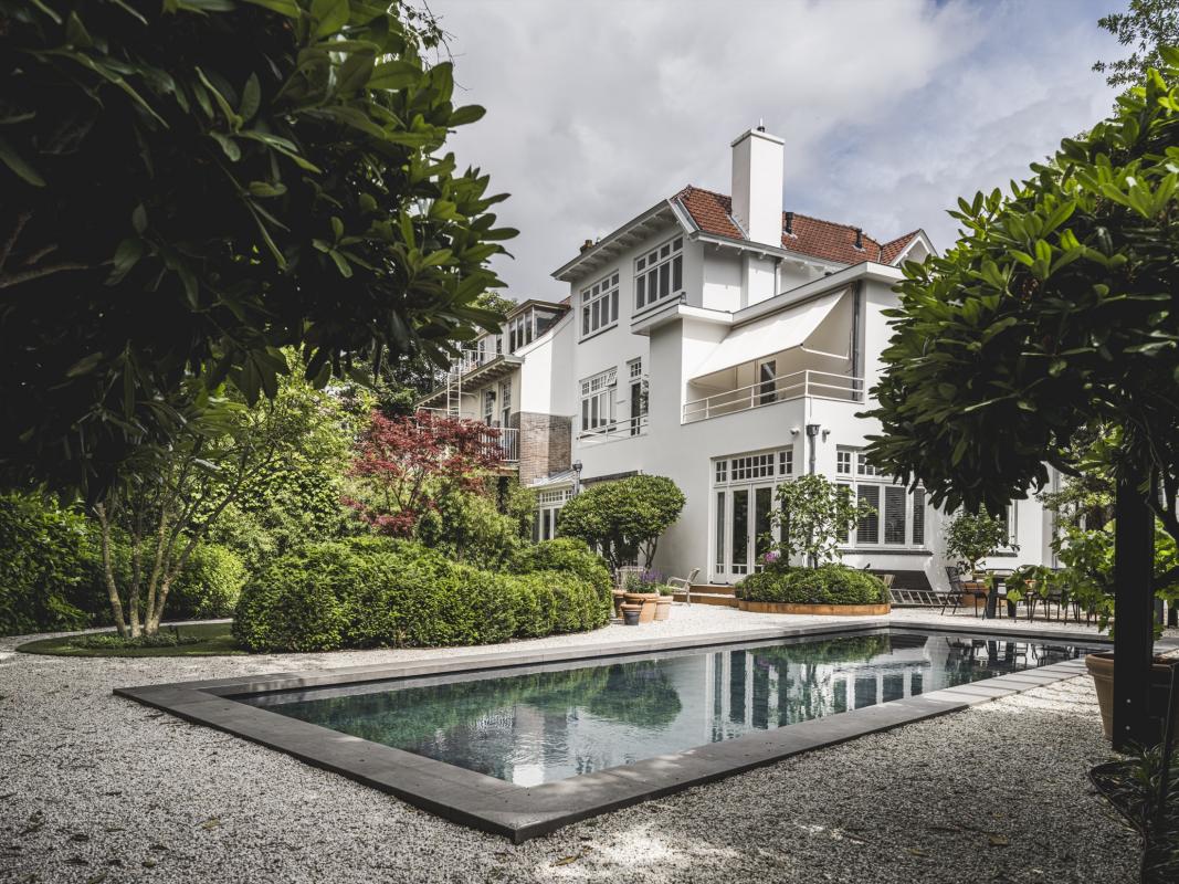 luxe stadstuin met zwembad