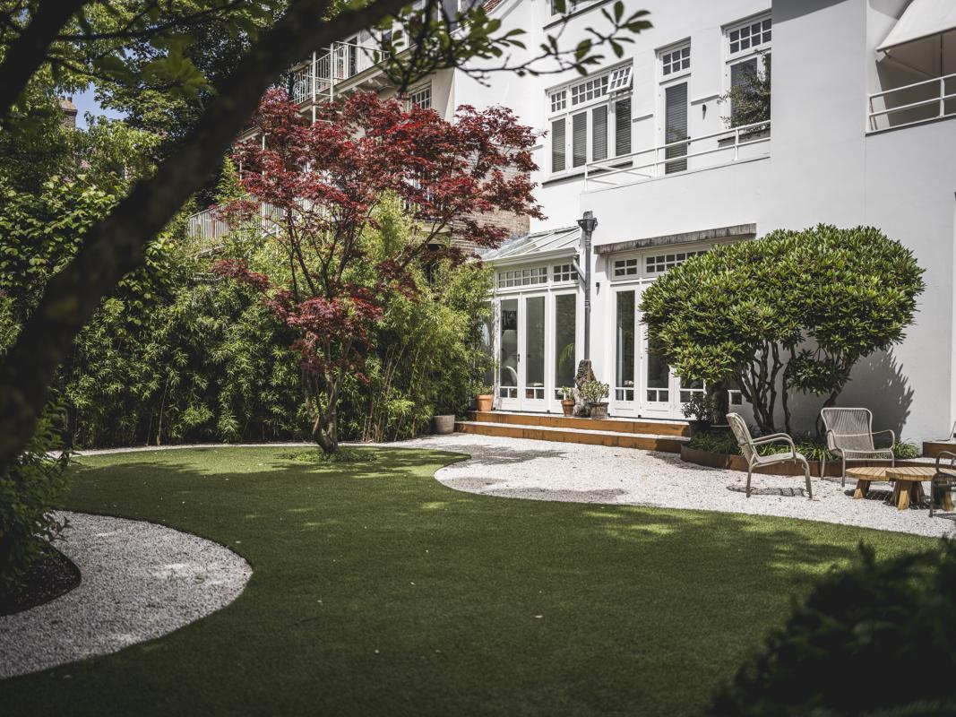 stadsvilla met groene tuin