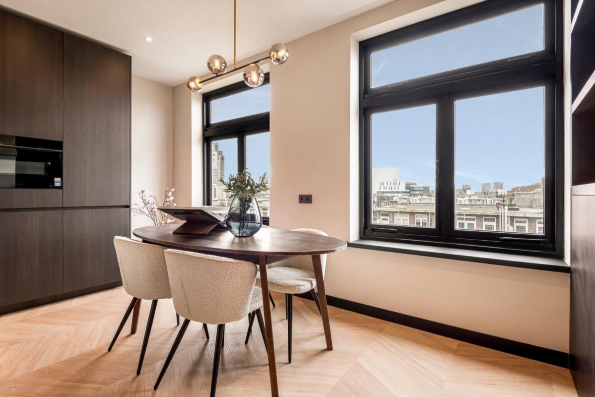 eetkamer met luxe meubels