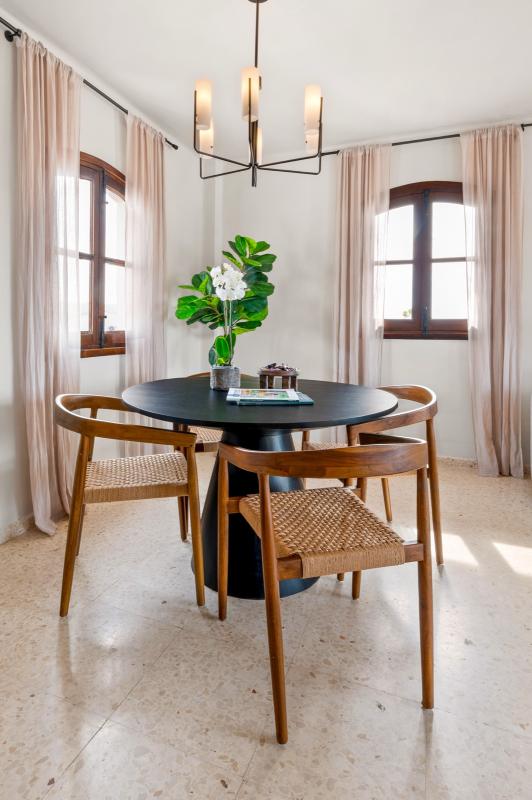 luxe eettafel met stoelen