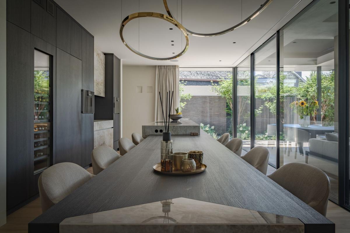 luxe eetkamer met keuken