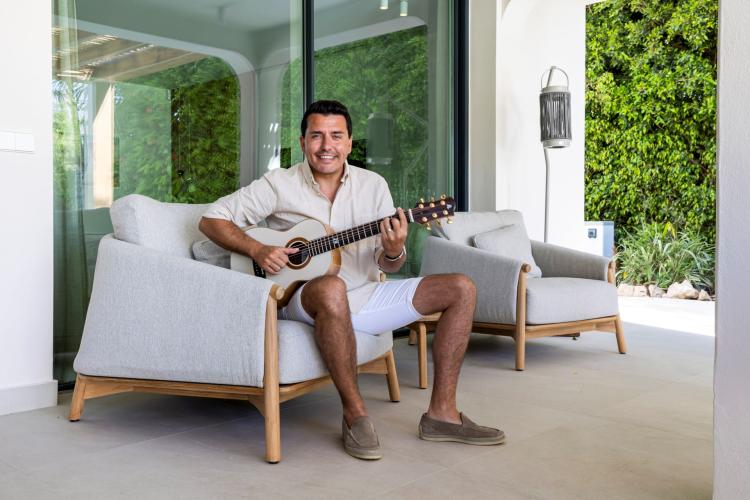 Zomerse luxe onder de Spaanse zon in de tuin van Jan Smit