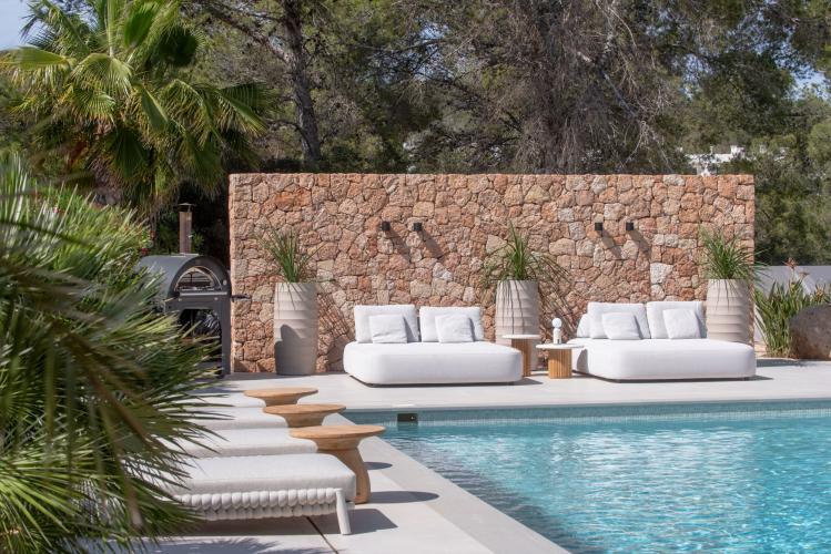 Exclusieve tuinmeubels in luxe villatuin Ibiza