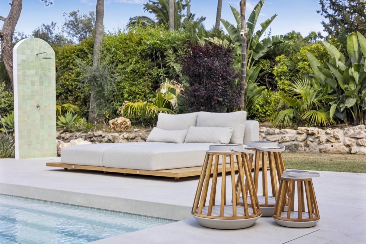 luxe tuinmeubel bij zwembad