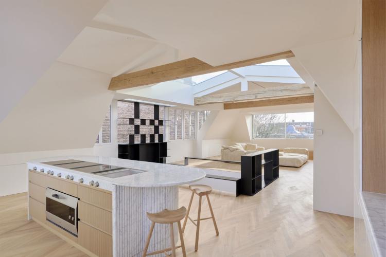 Luxe houten visgraatvloeren in een exclusief penthouse