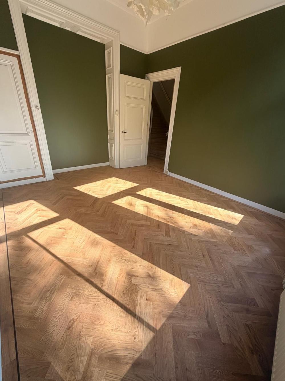 Rustiek eiken semi-tapis (7x35) met band en bies – Afgewerkt in Monocoat Vienna