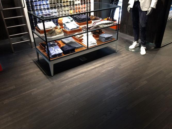 Stijlvolle houten vloeren in de winkels van Suitsupply