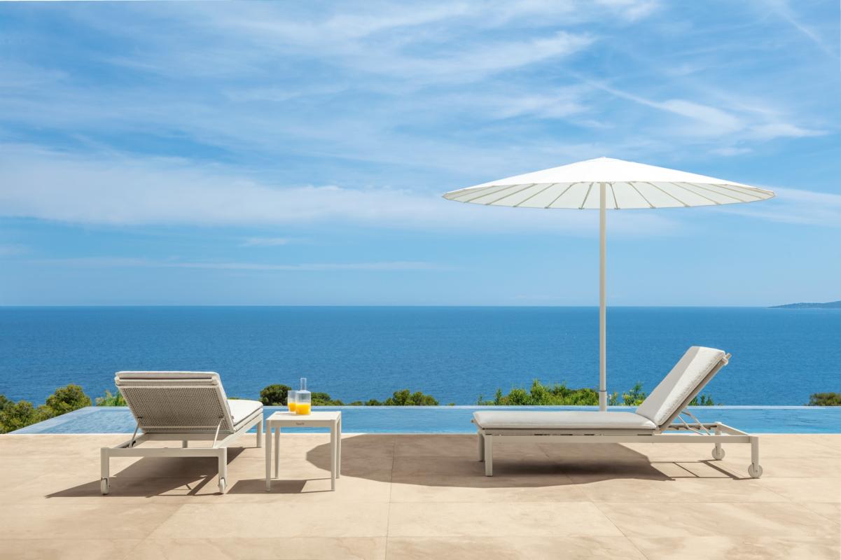 luxe ligstoelen bij zwembad
