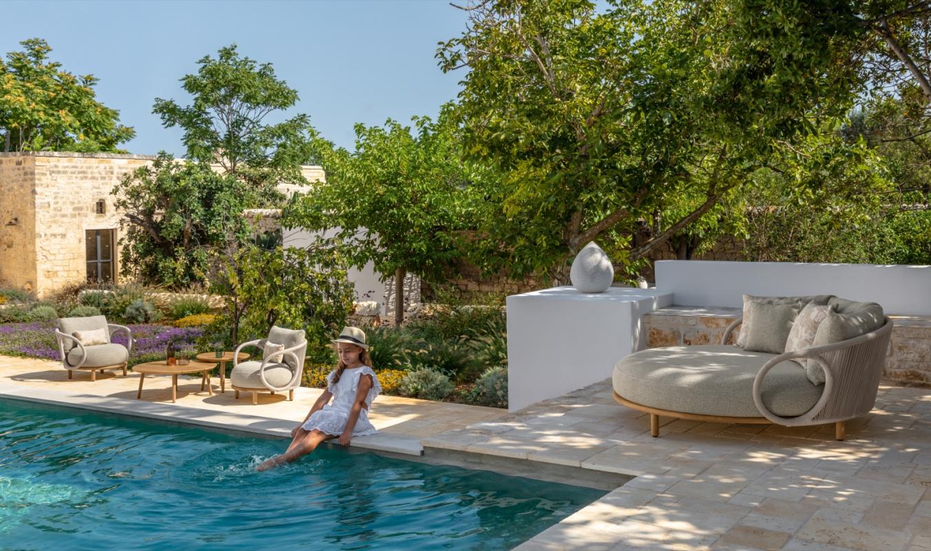 luxe tuinmeubels bij zwembad