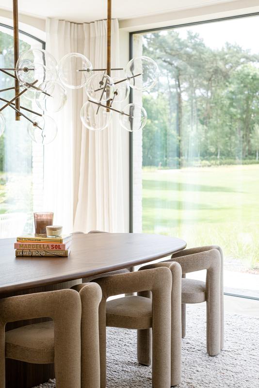 eetkamer met luxe wandafwerking