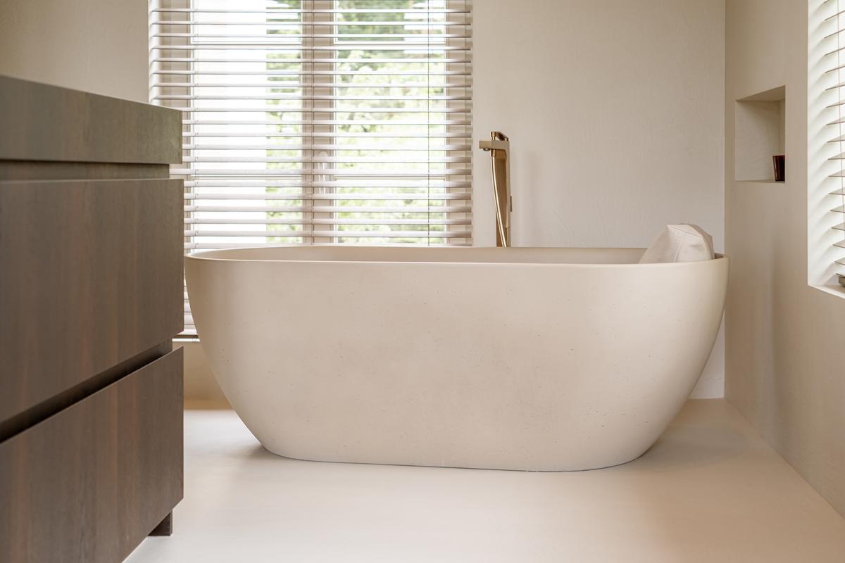 badkamer met luxe wandafwerking