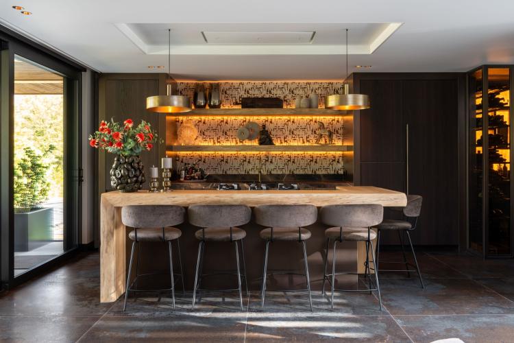 Penthouse met exclusieve maatwerk keuken en wijnkast