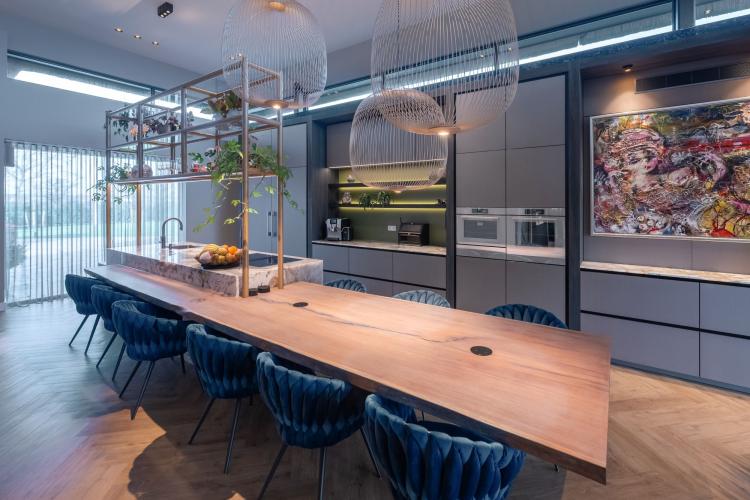 Exclusieve maatwerk keuken, bar en bijkeuken in villa Noordwijkerhout