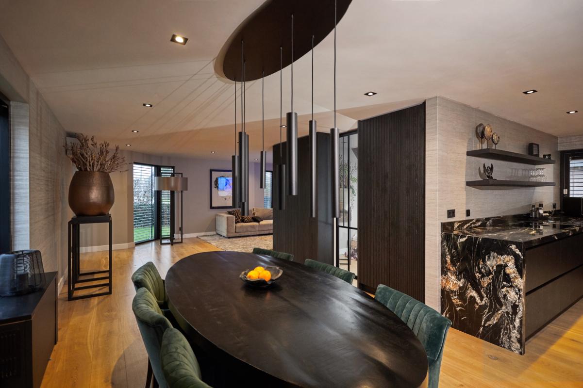 luxe eetkamer met moderne keuken
