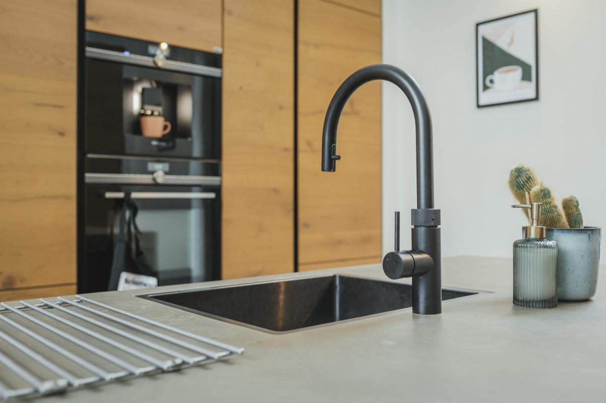 betonnen aanrechtblad met luxe kraan