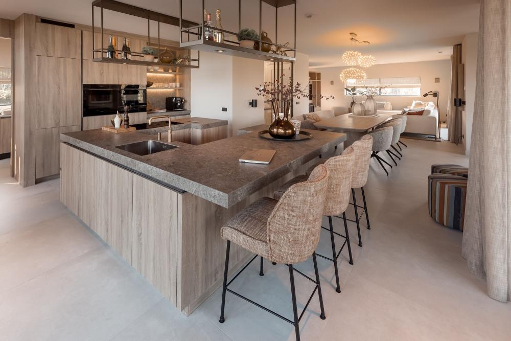 Rust en luxe in een eikenhouten leefkeuken