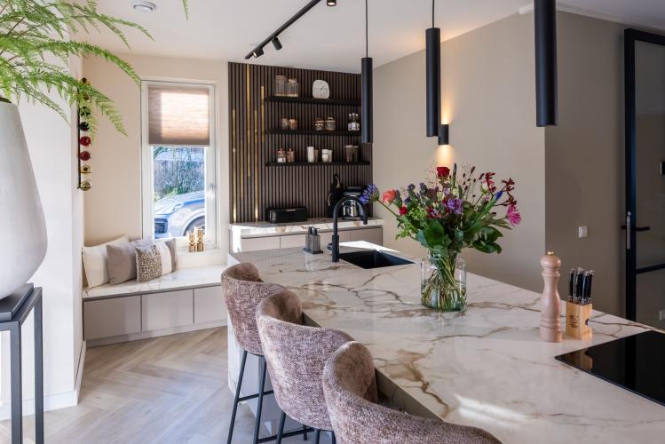 Sfeervolle woonkeuken in taupe en marmerlook