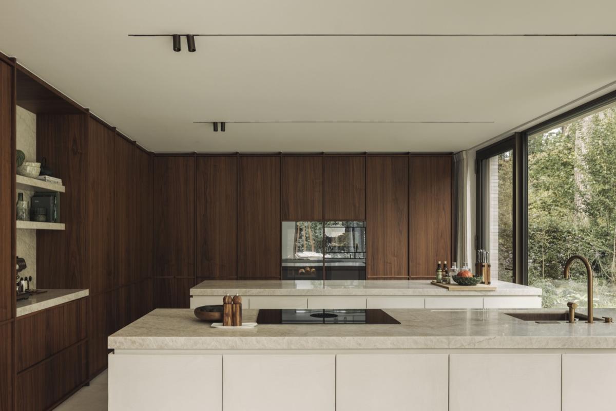 design keuken met luxe wandafwerking