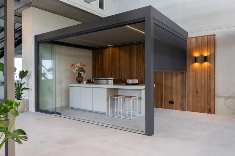 Ton-sur-ton buitenkeuken van Unicos onder Linizio terrasoverkapping met lamellendak