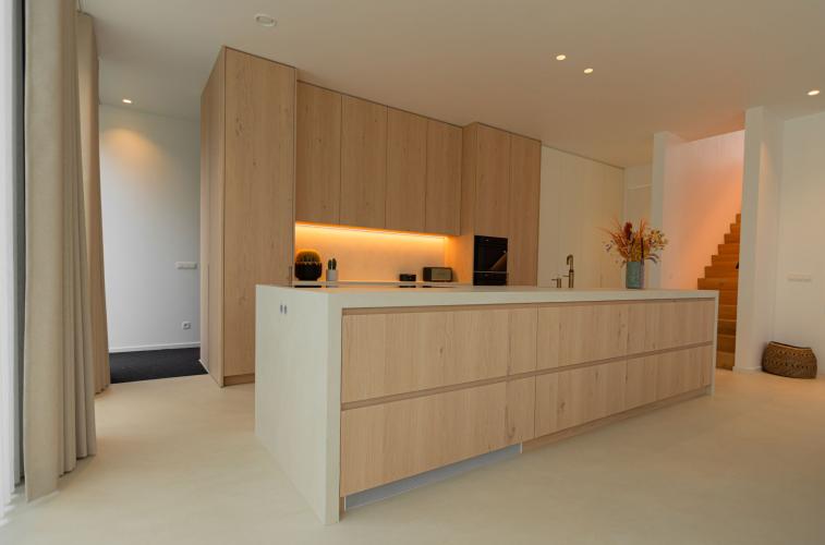 Exclusief totaal interieur met microcement wand-, vloer-, en meubelafwerking