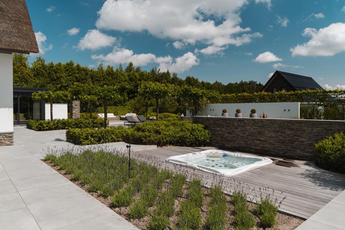 luxe wellnesstuin met jacuzzi