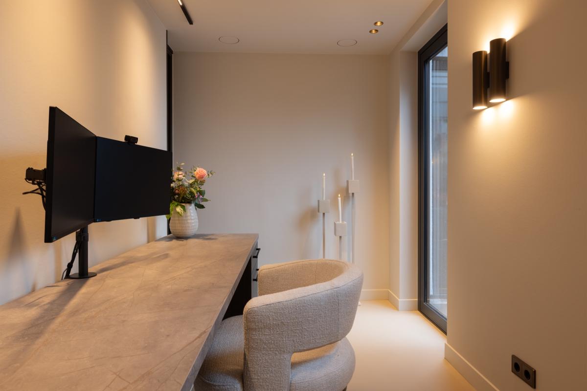 werkkamer met luxe verlichting