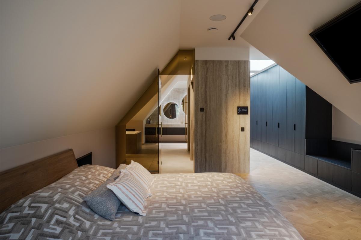 slaapkamer met luxe lampen