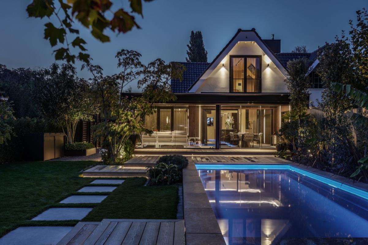 tuin met luxe buitenverlichting