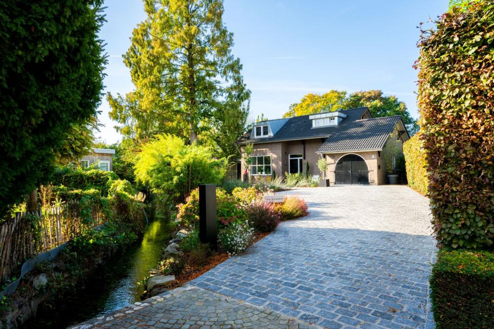 Exclusieve voortuin villa Obbicht