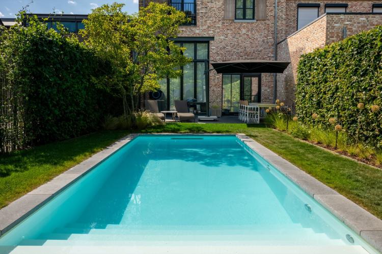 Stadstuin met zwembad, zitplekken en natuurlijke rust