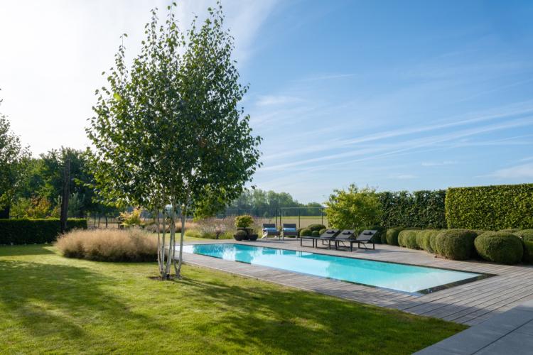 Stijlvolle tuin met overloopzwembad