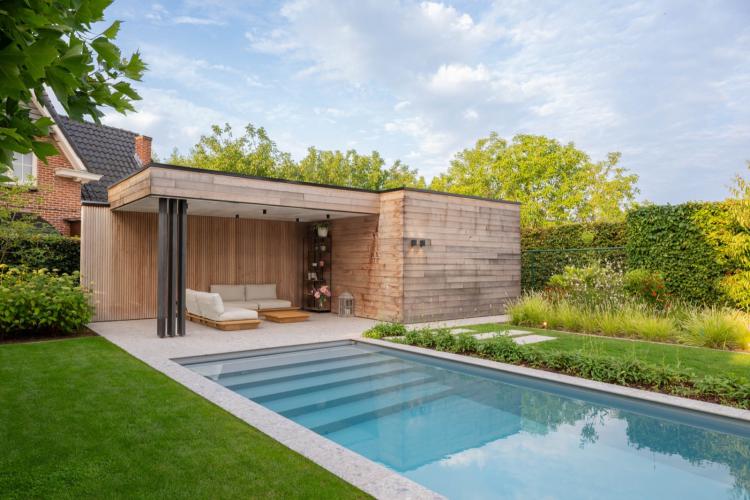 Strakke familietuin met lichtgrijs skimmerzwembad