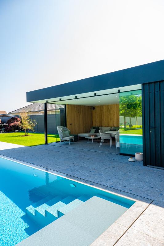 luxe tuin met overkapping