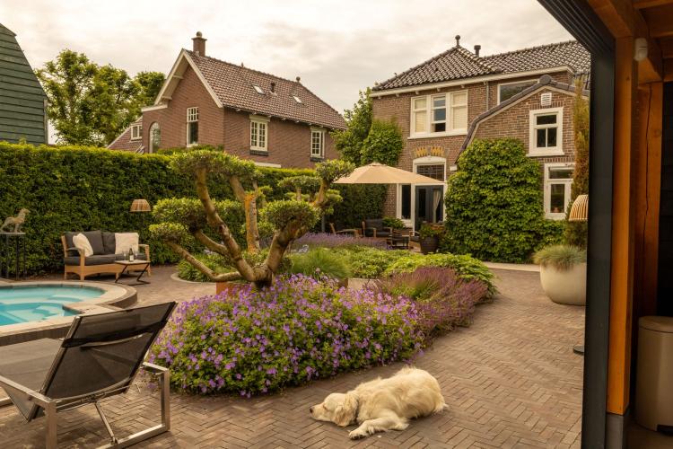 Luxe tuin in licht mediterrane sfeer