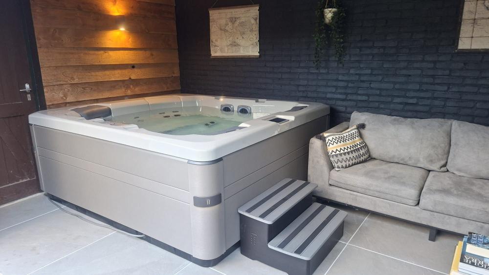 Exclusieve Bullfrog A6 Spa onder overkapping