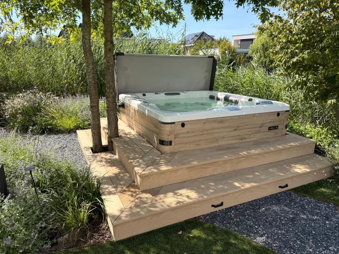 Exclusieve Bullfrog A7L Select spa in villatuin