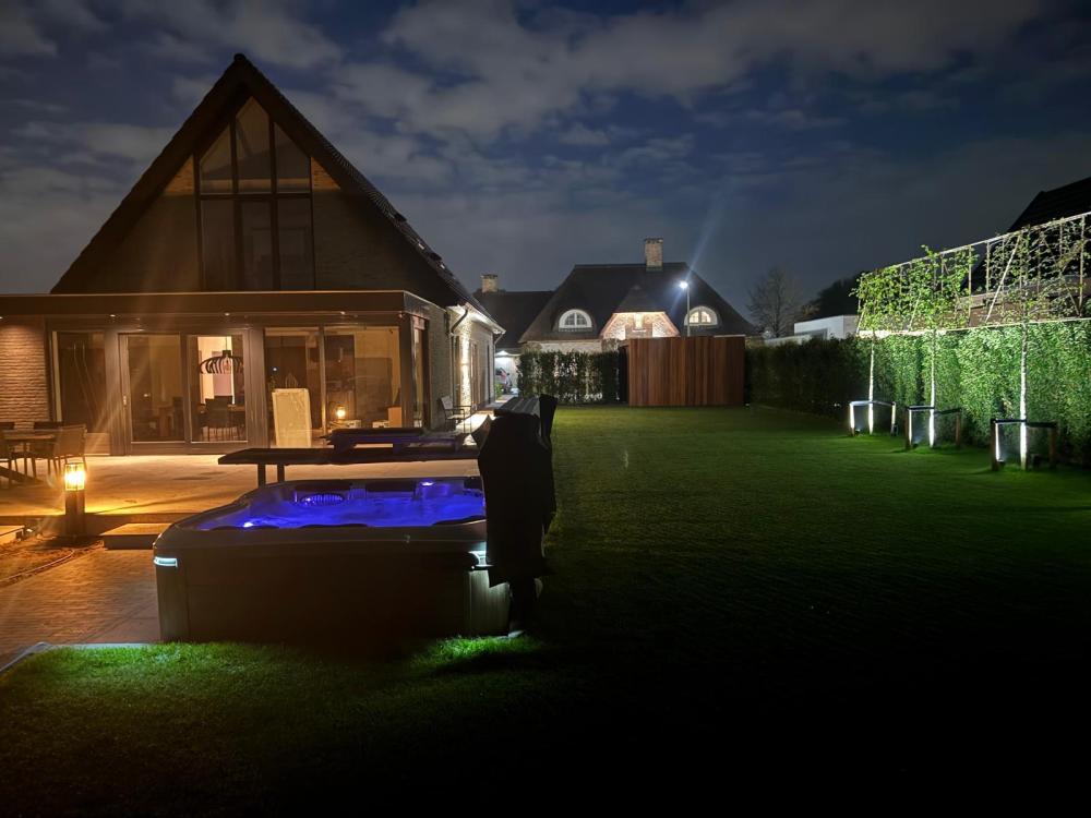 Luxe spa in wellnesstuin