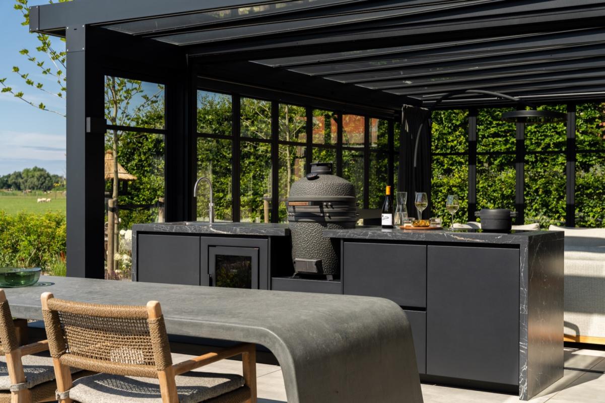 tuin met design buitenkeuken