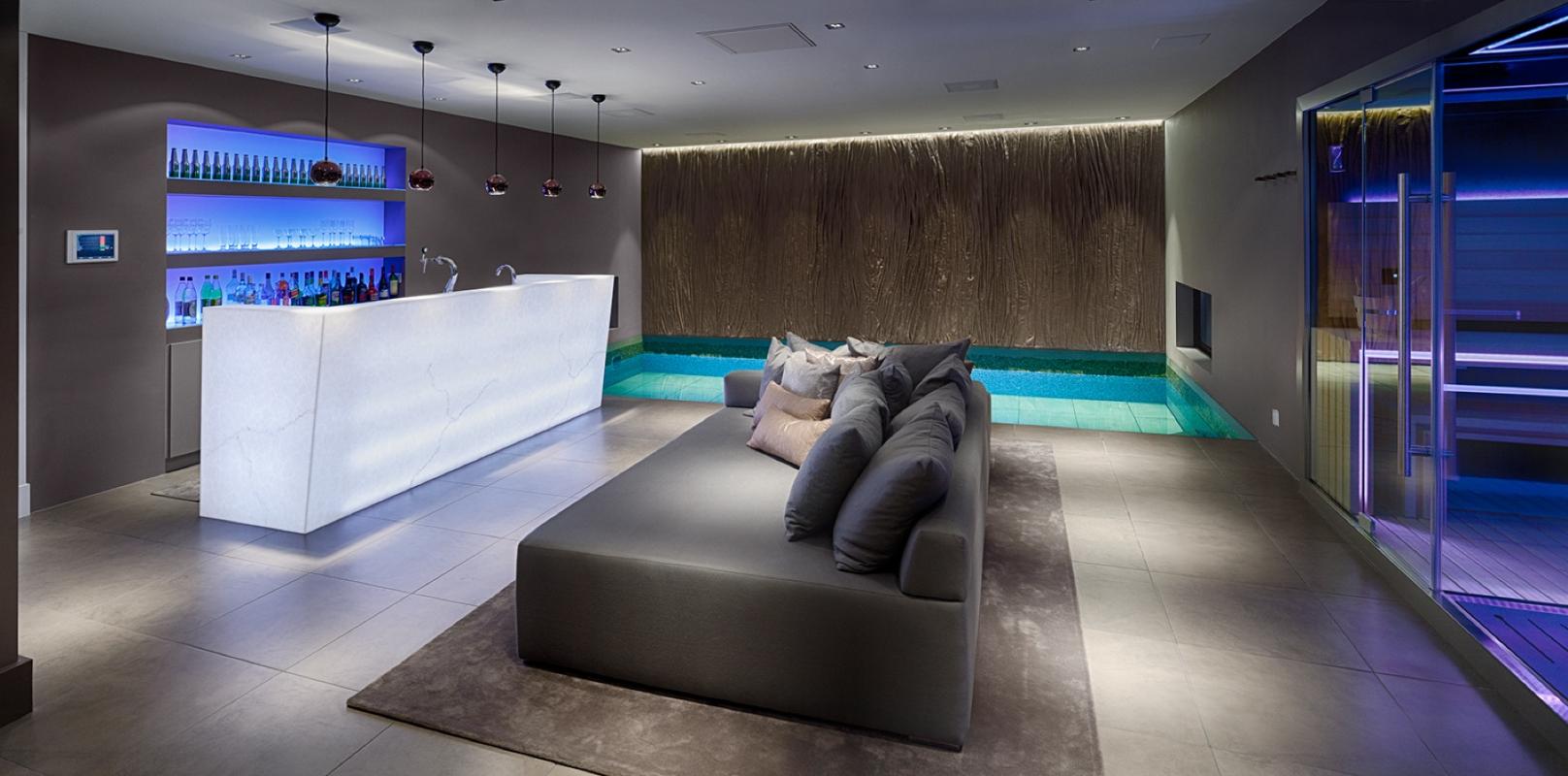 luxe bar met zwembad