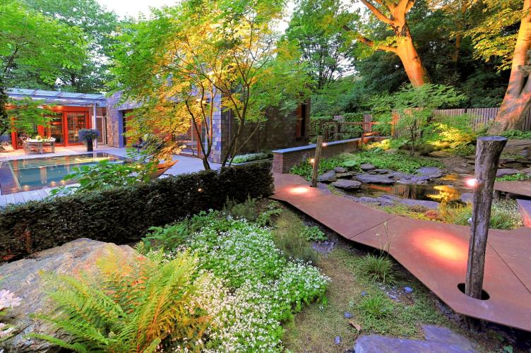 Luxe bostuin met infinitypool en waterloop