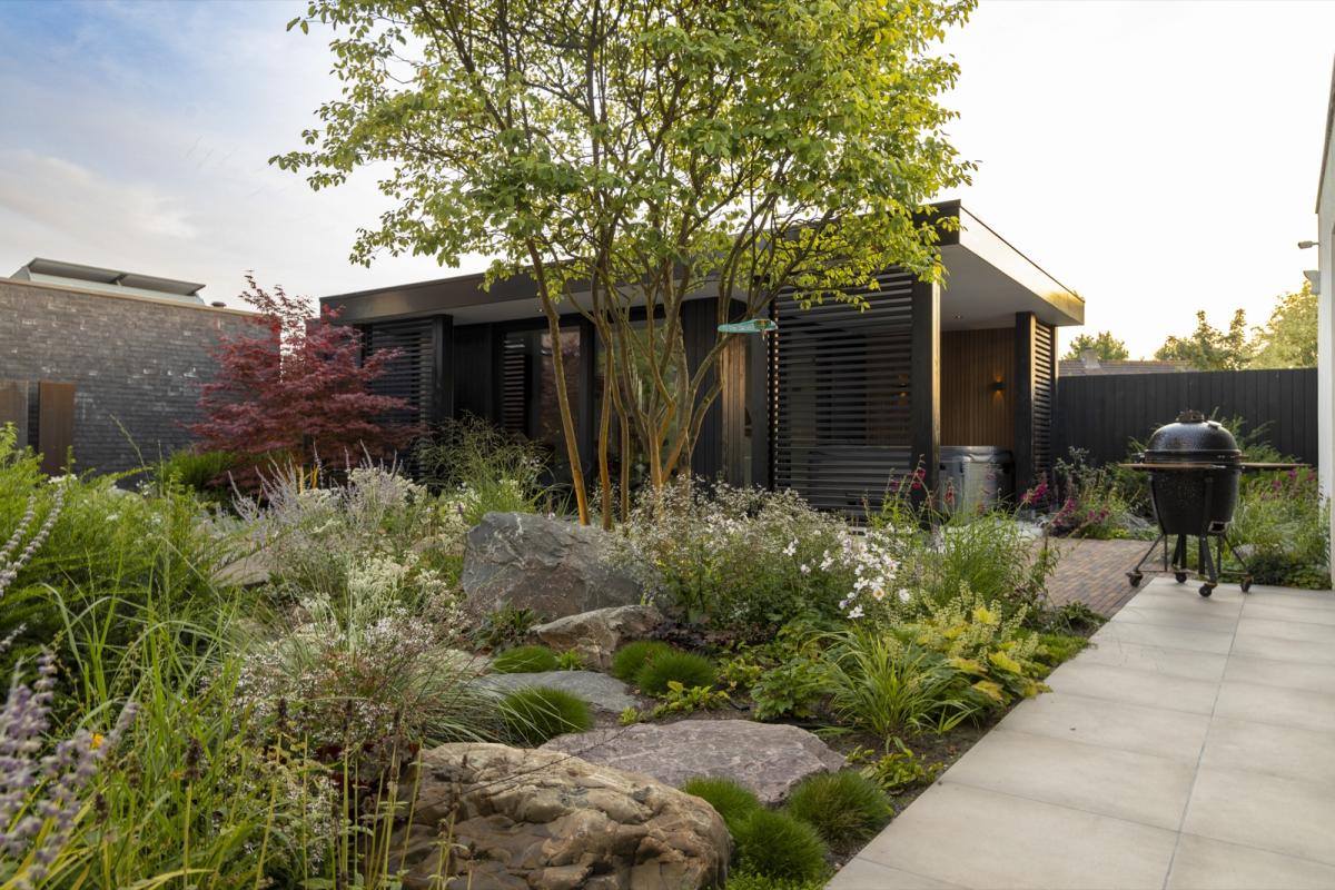luxe tuin met bijgebouw
