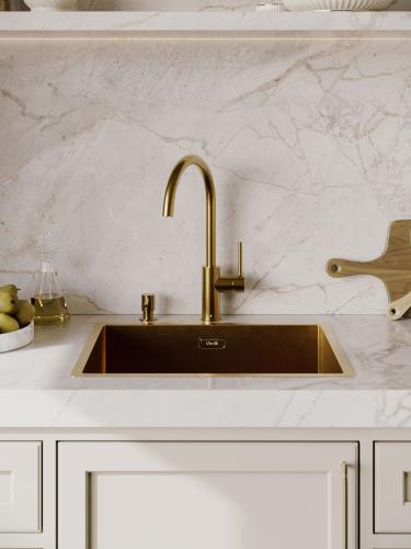 Exclusieve gouden kraan, spoelbak en zeeppomp van Virelli