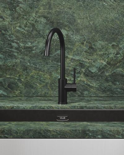 Exclusieve Gunmetal spoelbak en matzwarte designkraan in groene natuursteen keuken