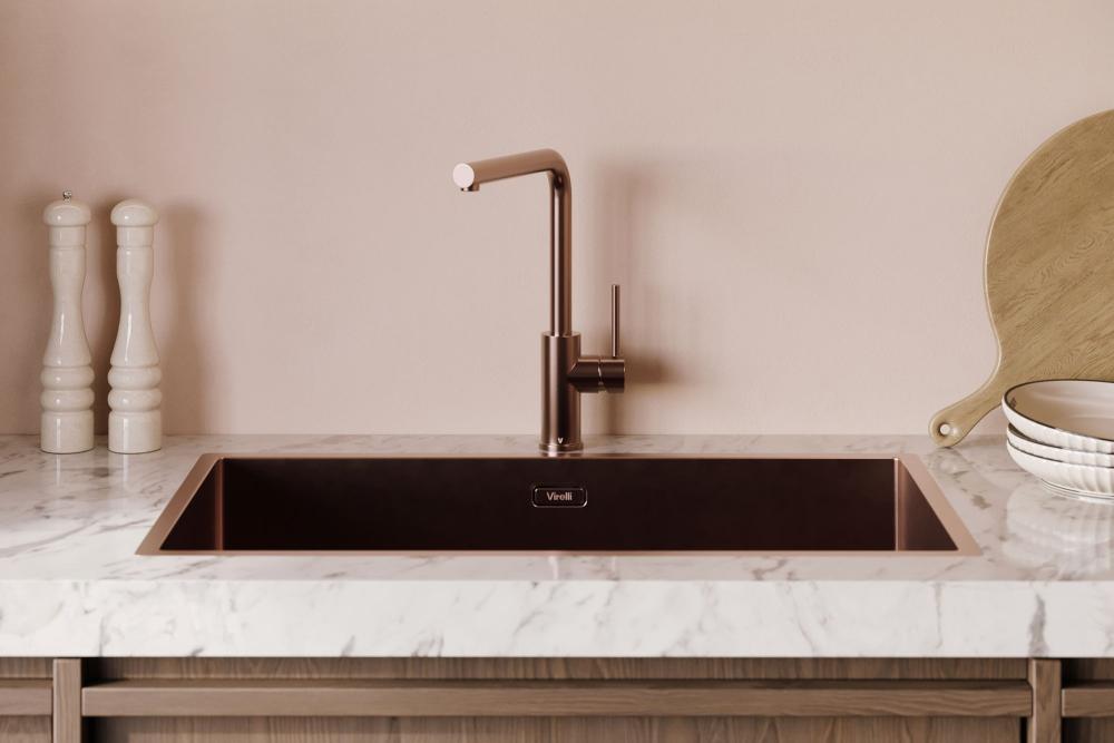 Exclusieve kraan en spoelbak in luxe keuken