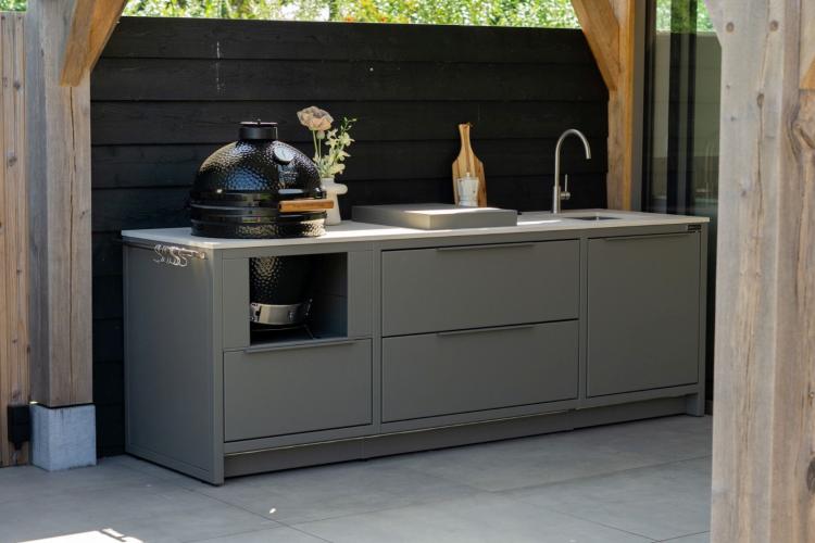 Exclusieve RVS kraan en spoelbak in luxe buitenkeuken