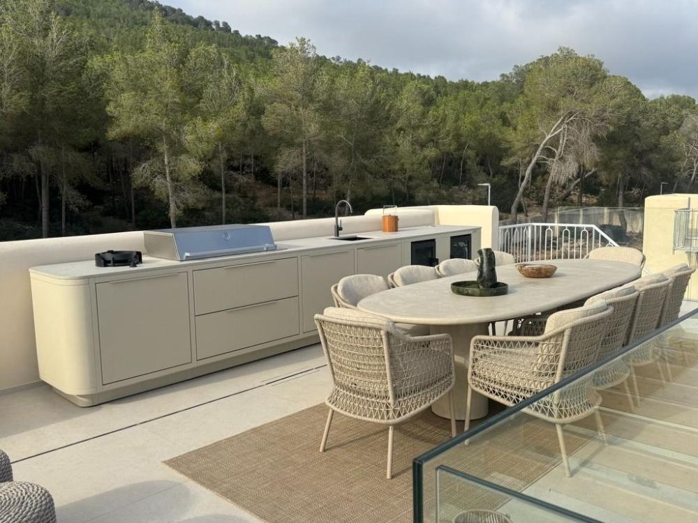 Ibiza buitenkeuken met Gunmetal Arco Lusso kraan en spoelbak